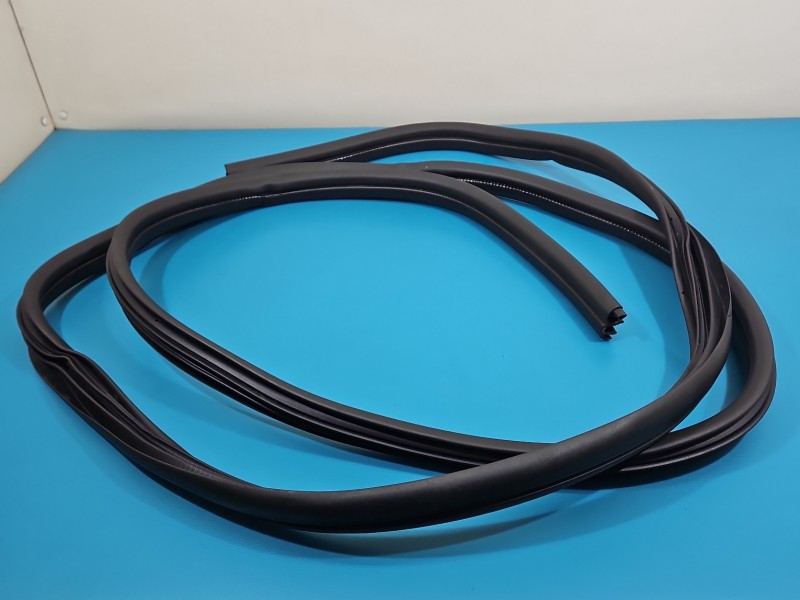 Uszczelka drzwi przód prawa Renault Trafic III