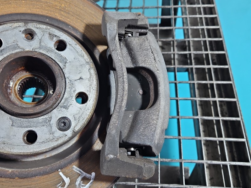 Zacisk przód prawy Peugeot 308 II T9 1.2 12V