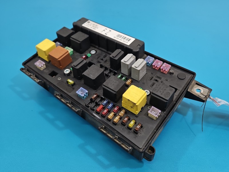 Skrzynka bezpieczników Opel Astra III H 13205783