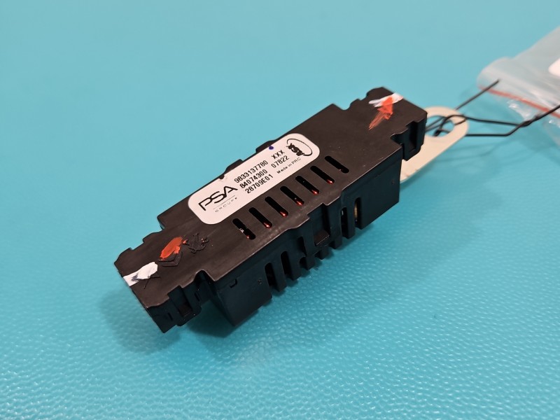 Sterownik moduł Producent części: OPEL, WZMACNIACZ ANTETY RADIA GPS Opel Astra VI L 9833137780, 84074300, 28709E01