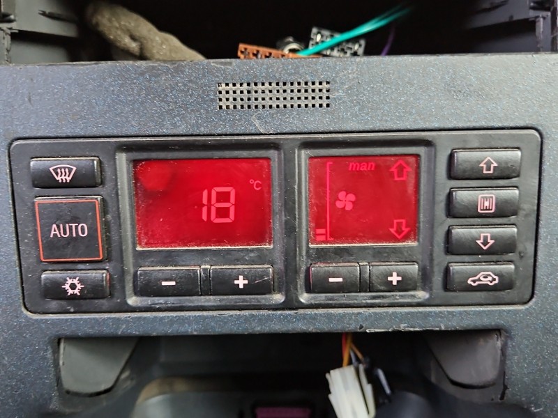 Konsola panel nawiewu Audi A3 8L 8L0820043B