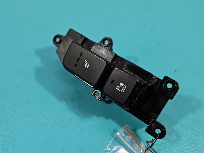 Przełącznik Grzania foteli przód Hyundai Santa Fe III 12–18 93310-4Z230