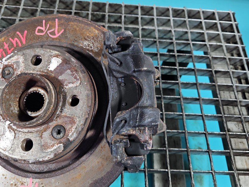 Zacisk przód prawy Dacia Sandero II 12-20 1.0 12V Sce Zacisk przód prawy Dacia Sandero II 12-20 1.0 12V Sce