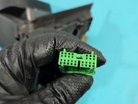 Lusterko lewe VOLVO V70 III 8pin, rysy na obudowie. Dwie rysy na szkle o długości dwóch centymetrów 472-46 europa