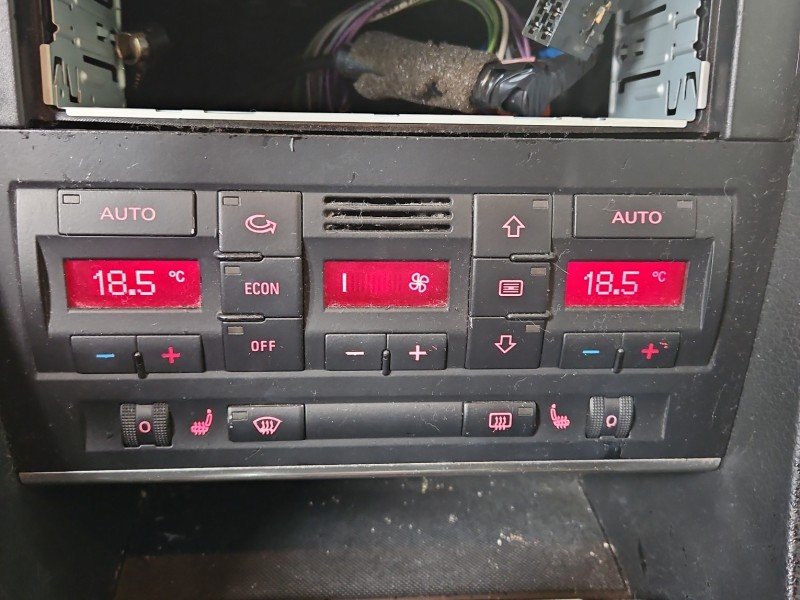 Konsola panel nawiewu Audi A4 B6 8E0820043J