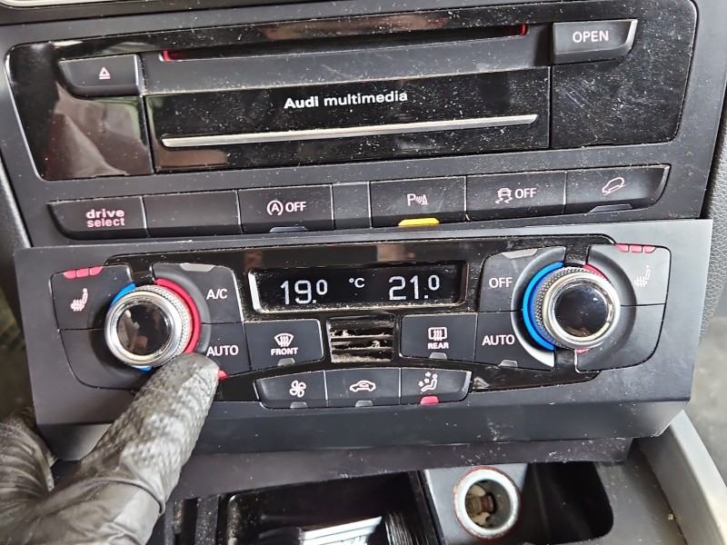 Konsola panel nawiewu AUDI Q5 8R 08- 8K1820043BB