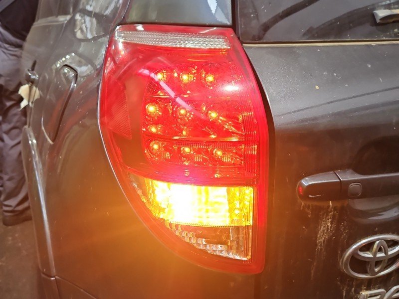 Lampa tył lewa TOYOTA, Uszkodzone jedno mocowanie. Urwane kołki Toyota Rav4 III 05- HB