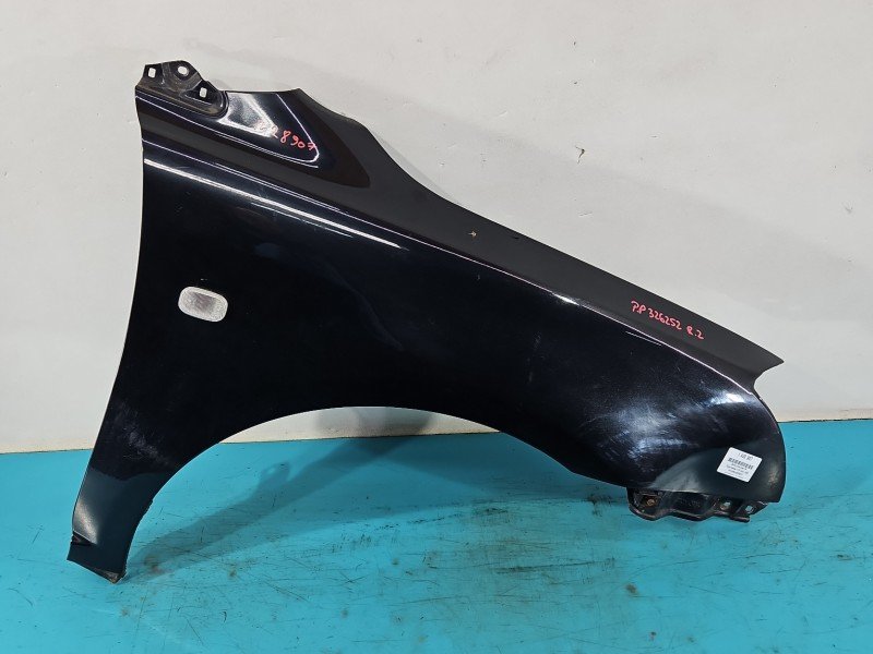 Błotnik przód prawy Toyota Avensis II T25 czarny 209