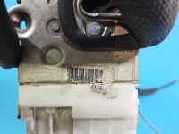 Zamek przód prawy 1697202835 Mercedes W245 EUROPA 4pin. Uszkodzone zaczepy trzymające wtyczke