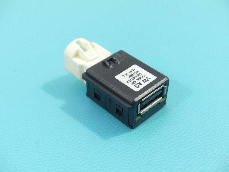 Gniazdo USB Skoda Octavia III 5Q0035726B