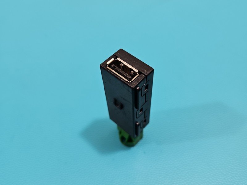 Gniazdo USB Skoda Karoq 5Q0035726E Gniazdo USB Skoda Karoq 5Q0035726E