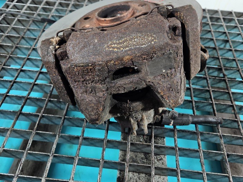 Zacisk przód prawy Peugeot Partner II 1.6 hdi