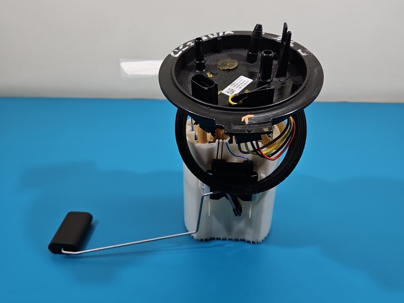 pompka Pompa paliwa Skoda Octavia III 1.6 TDI (CXXB) 5Q0919050AD uszkodzona wtyczka 4 + 3 PIN