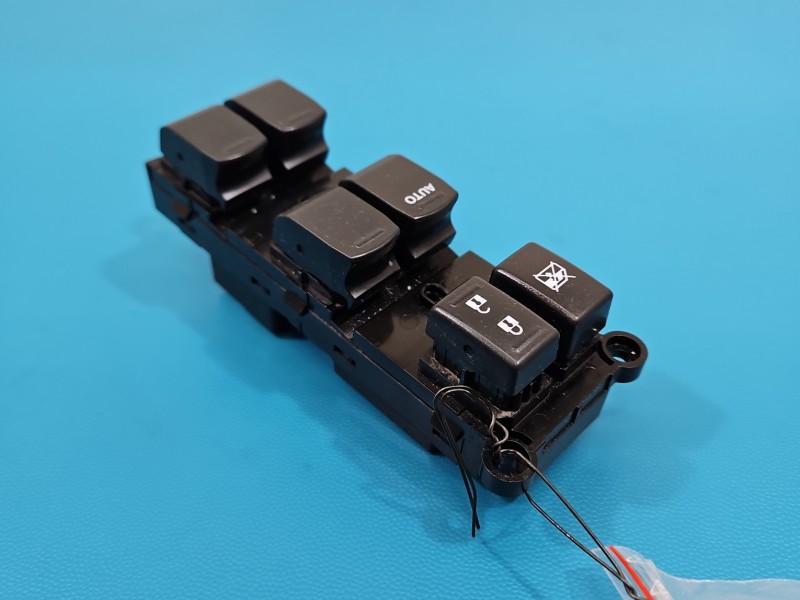 Przełącznik szyb Suzuki Swift Mk7 EU