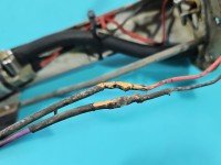 pompka Pompa paliwa Opel Monterey 3.2 24V Producent części: OPEL, 2PIN Przerabiane przewody, pokrzywiona górna pokrywa ZAMIENNIK