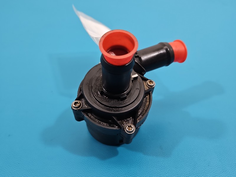 Pompka obiegu wody pompa Opel Insignia B 2.0 cdti 13592756