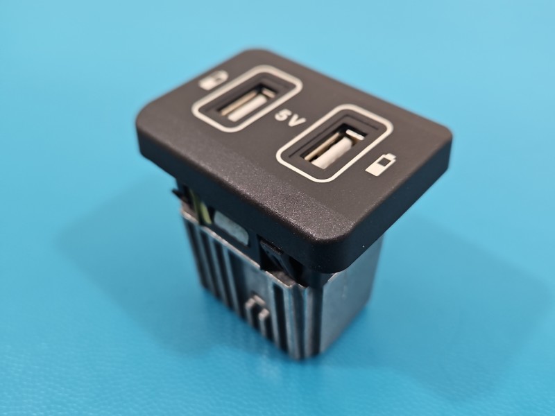 Gniazdo USB Mercedes W222 A2138207701