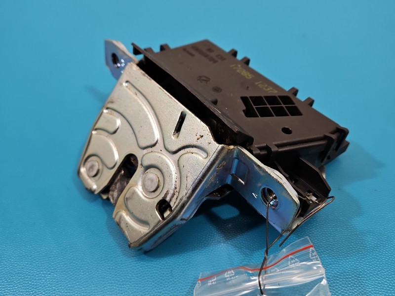 Zamek klapy tył 495058724, 13117285 Opel Astra III H kombi Producent części: OPEL, 3PIN, Brak osłony plastikowej, KOMBI