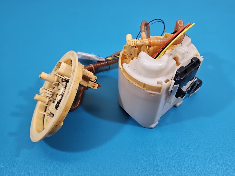 pompka Pompa paliwa BMW G30 2.0d 7476107 Producent części: BMW, 8pin