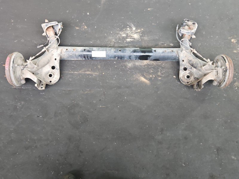 Tylna belka oś tył Ford Fiesta Mk7 1.6 16V Tylna belka oś tył Ford Fiesta Mk7 1.6 16V