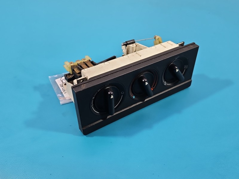Konsola panel nawiewu Audi 80 B4