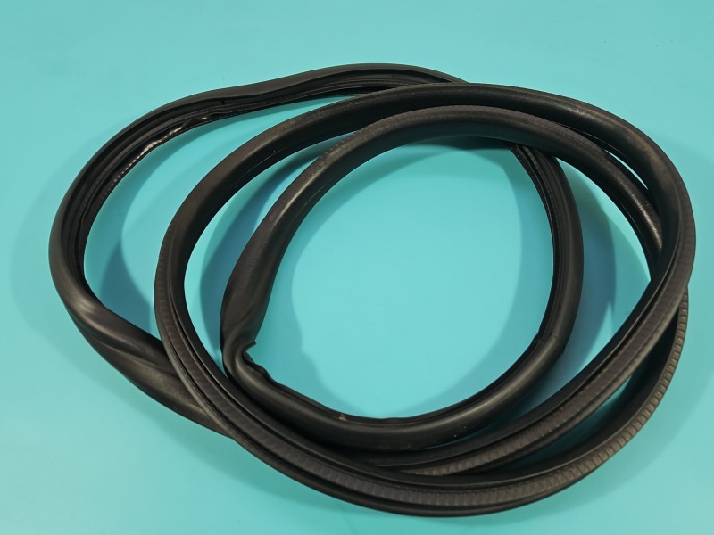 Uszczelka drzwi przód prawa Dacia Duster III 24-