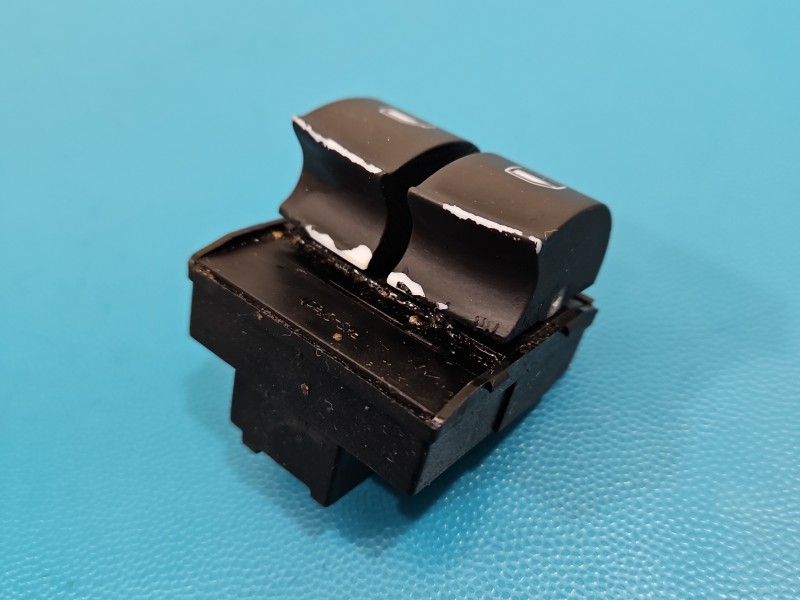 Przełącznik szyb Audi A3 8P odpryski lakieru / szyb x2 EU 8Z0959851, 8Z0959851G