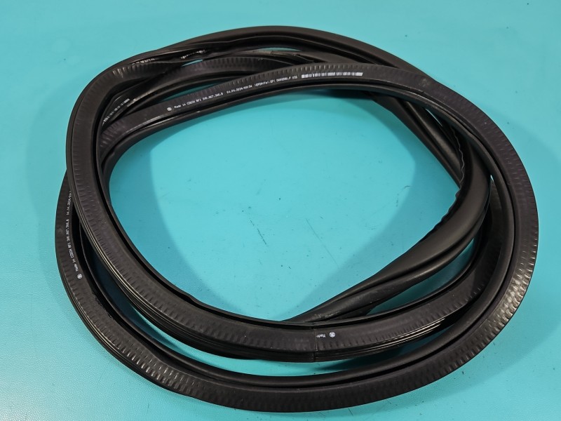 Uszczelka drzwi przód prawa Skoda Superb III