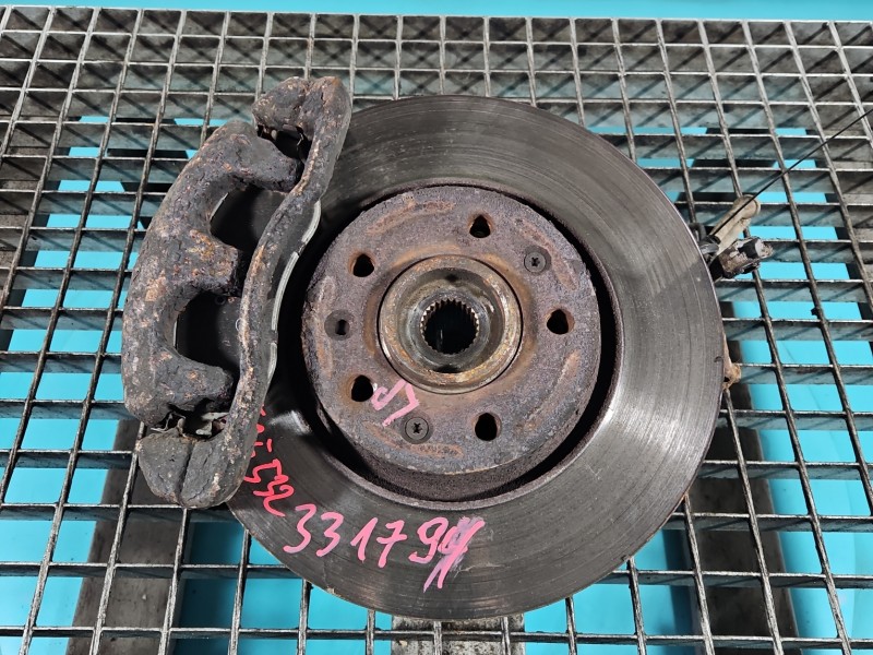 Zwrotnica lewa piasta przód 1.6 hdi Peugeot Expert II