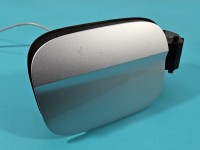 Klapka wlewu paliwa Skoda Scala 2019- Kolor: szary, Europejska, Kod lakieru: LA7W, Ubytki lakieru / szary LA7W