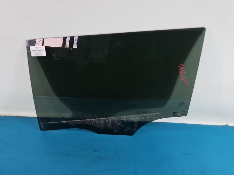 Szyba drzwi tył lewa Skoda Superb IV kombi