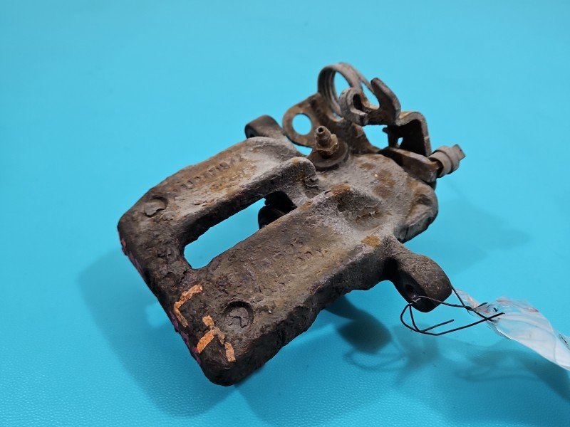 Zacisk tył lewy Audi A4 B5 1.8 20V sedan