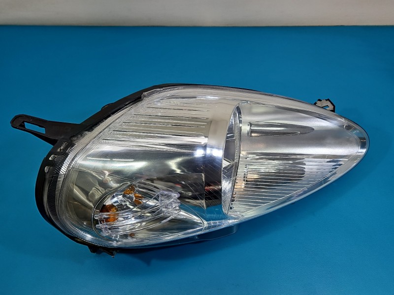 Reflektor prawy lampa przód Fiat Grande Punto EUROPA