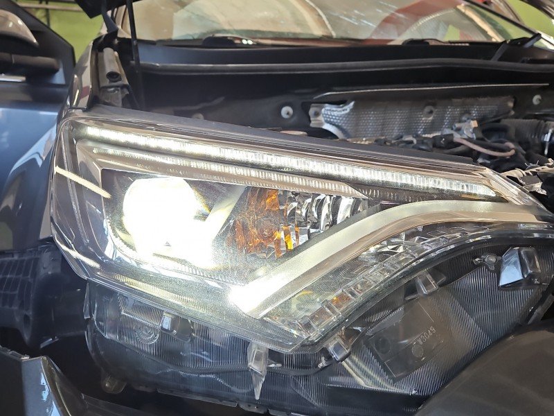 Reflektor prawy lampa przód Toyota Rav4 IV EUROPA