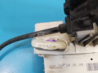 Zamek przód prawy 1697202835 Mercedes W245 EUROPA 4pin. Uszkodzone zaczepy trzymające wtyczke