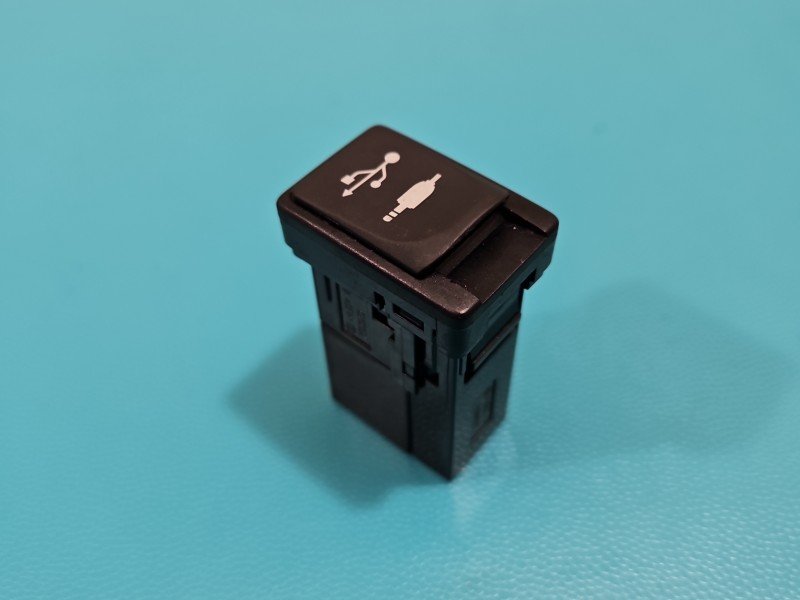 Gniazdo USB Toyota Auris II 86190-0D030 Gniazdo USB Toyota Auris II 86190-0D030