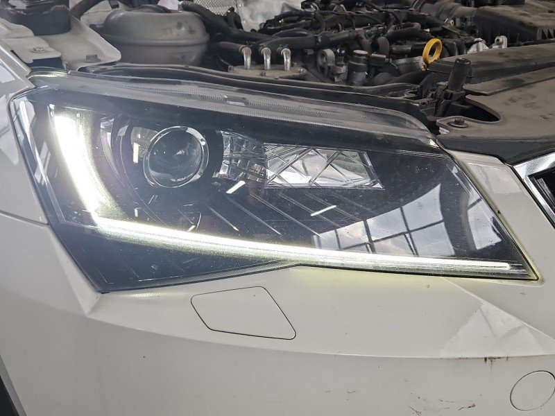 Reflektor prawy lampa przód Skoda Superb III EUROPA
