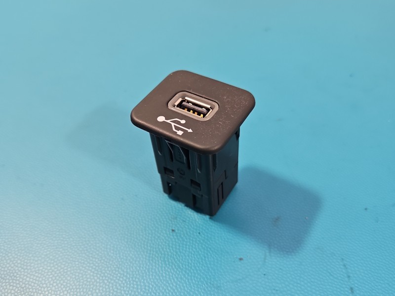 Gniazdo USB Jeep Renegade 14- 735600659