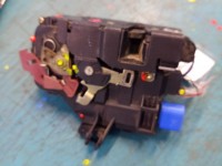 Zamek przód prawy 4E1837016 Audi A3 8P EUROPA Producent części: Audi, 7 pin BRAK CIĘGNA WIDOCZNEGO NA ZDJ.