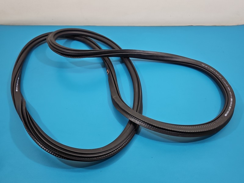 Uszczelka drzwi przód lewa Skoda Octavia IV