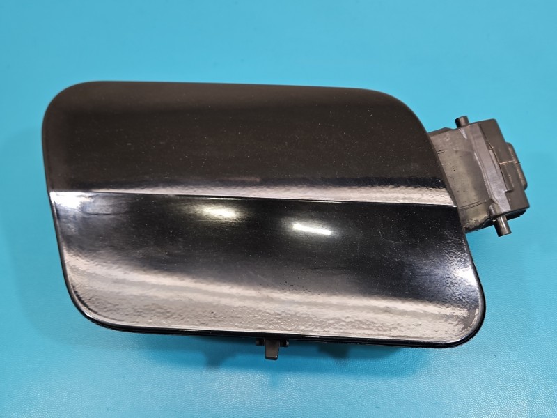 Klapka wlewu paliwa Peugeot 3008 II czarny, Peugeot, Europejska, Kod lakieru: Ktvd, uszkodzone mocowanie czary Ktvd