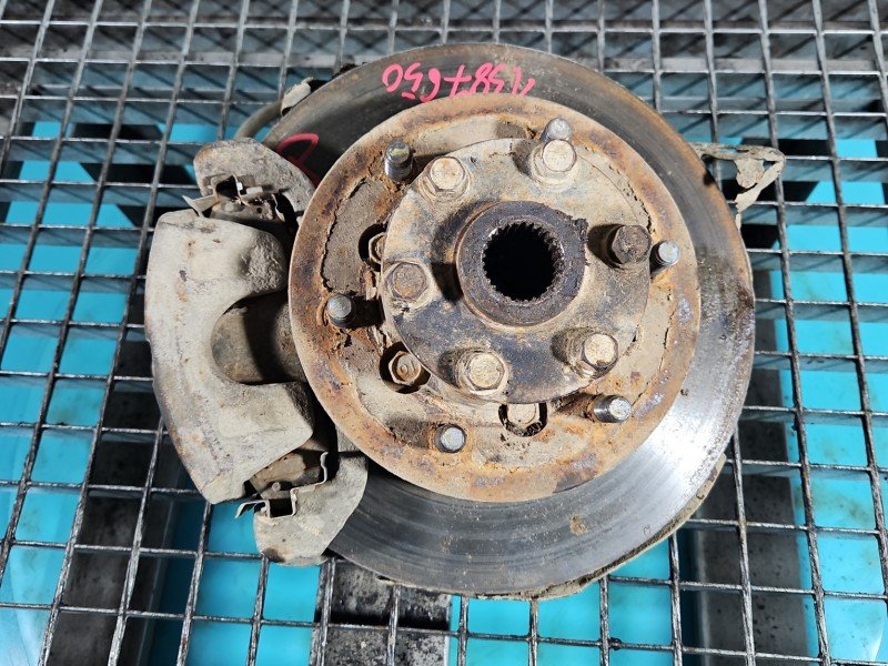 Zwrotnica prawa piasta przód 2.5d Mitsubishi L200