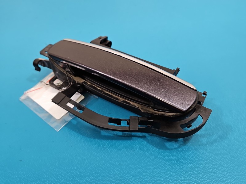 Klamka przód prawa zewnętrzna Audi A6 C6 4F0837886 LZ7Q