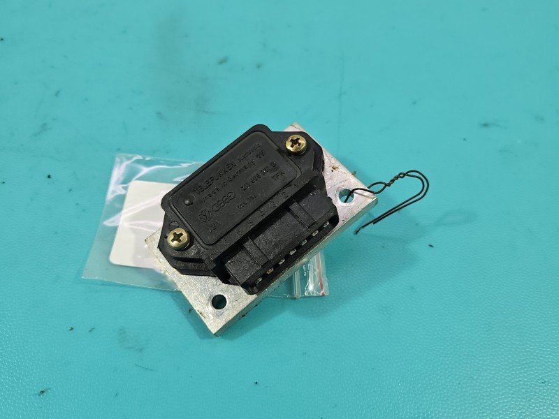 Moduł zapłonowy Audi 80 B3 211905351D 1.8 gaźnik