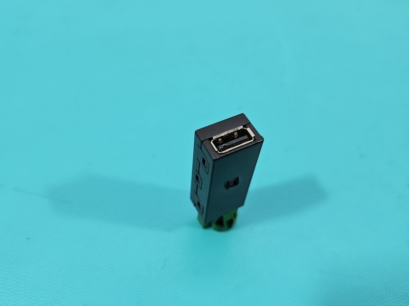Gniazdo USB Skoda Octavia III 5Q0035726E
