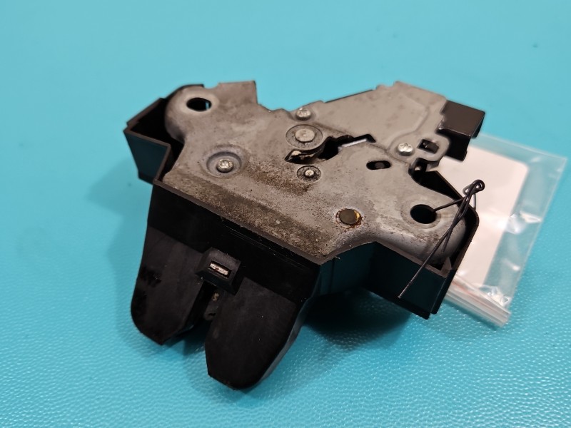 Zamek klapy tył Toyota Corolla E21 19- sedan TOYOTA, 3pin