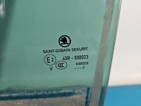 Szyba drzwi tył lewa Skoda Superb III kombi