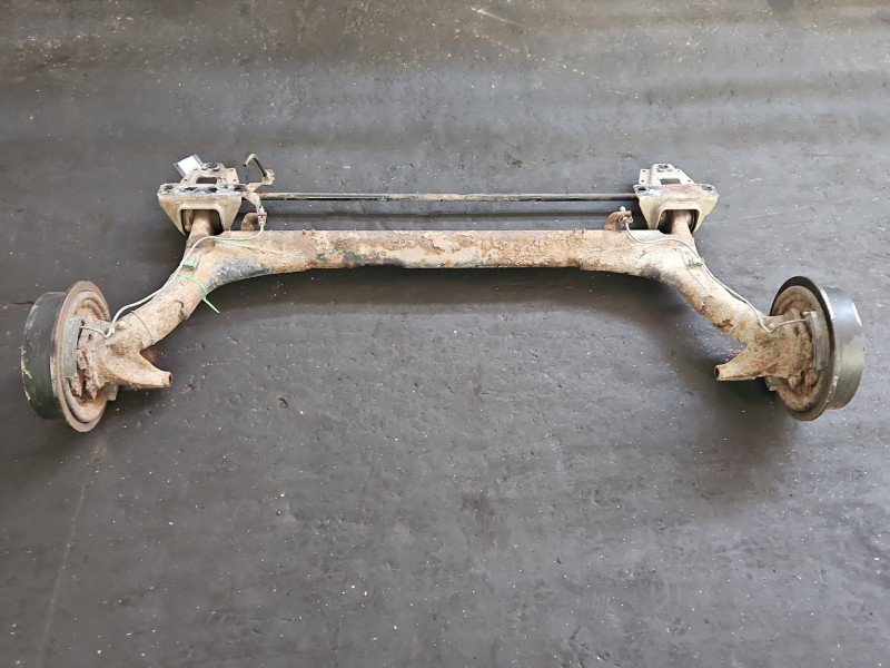 Tylna belka oś tył Audi 80 B4 2.0 jedn Tylna belka oś tył Audi 80 B4 2.0 jedn